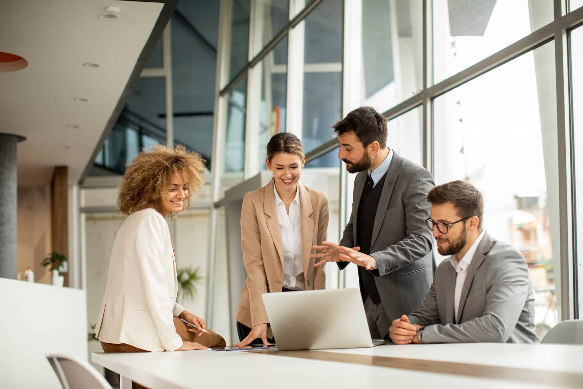 Eine Gruppe von Personen die sich über die verschiedenen Digital Workplace und Intranet mit Confluence Lösungen austauscht.