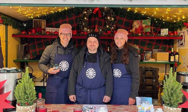 Pledge 1 percent - xalt hilft auf dem Weihnachtsmarkt für den guten Zweck aus